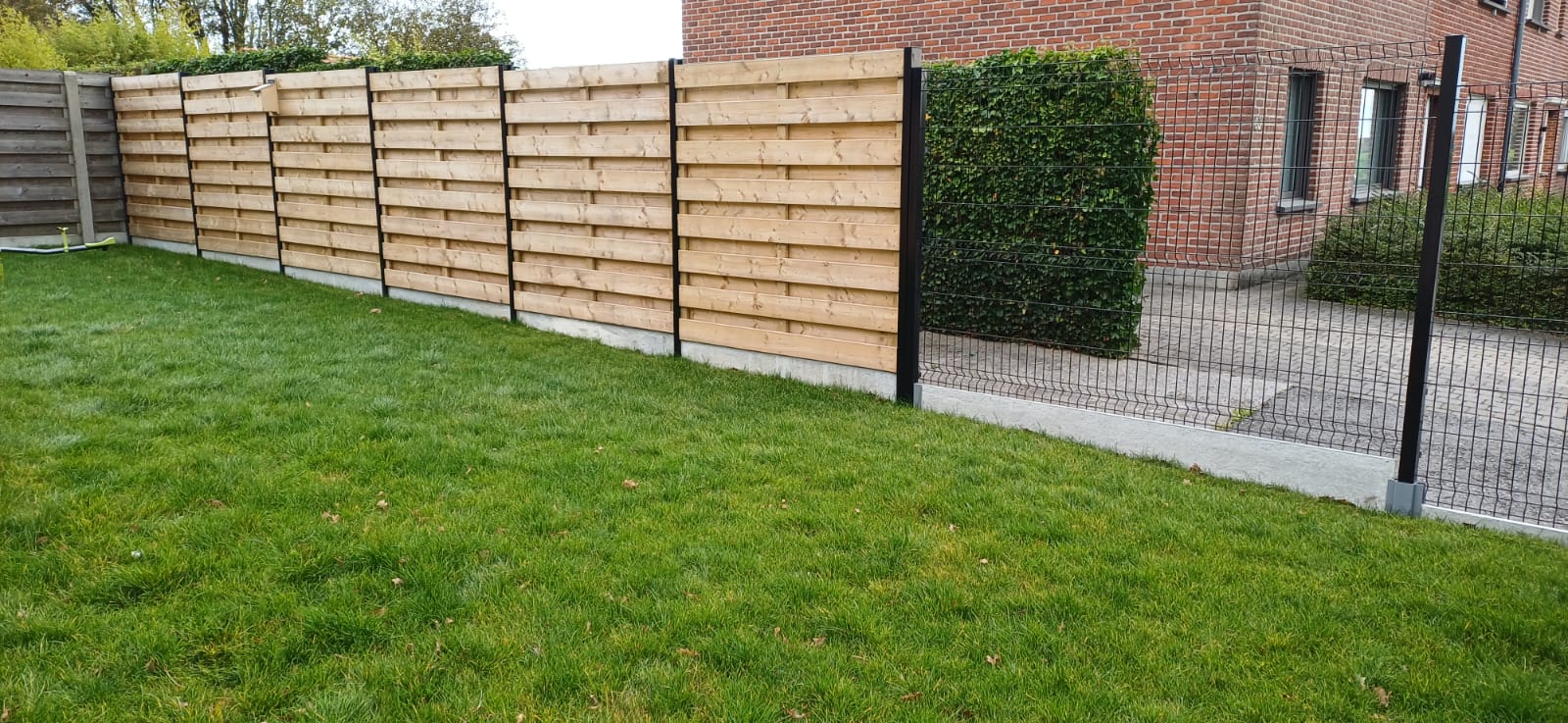 aansluiten van nieuwe omheining aan bestaande